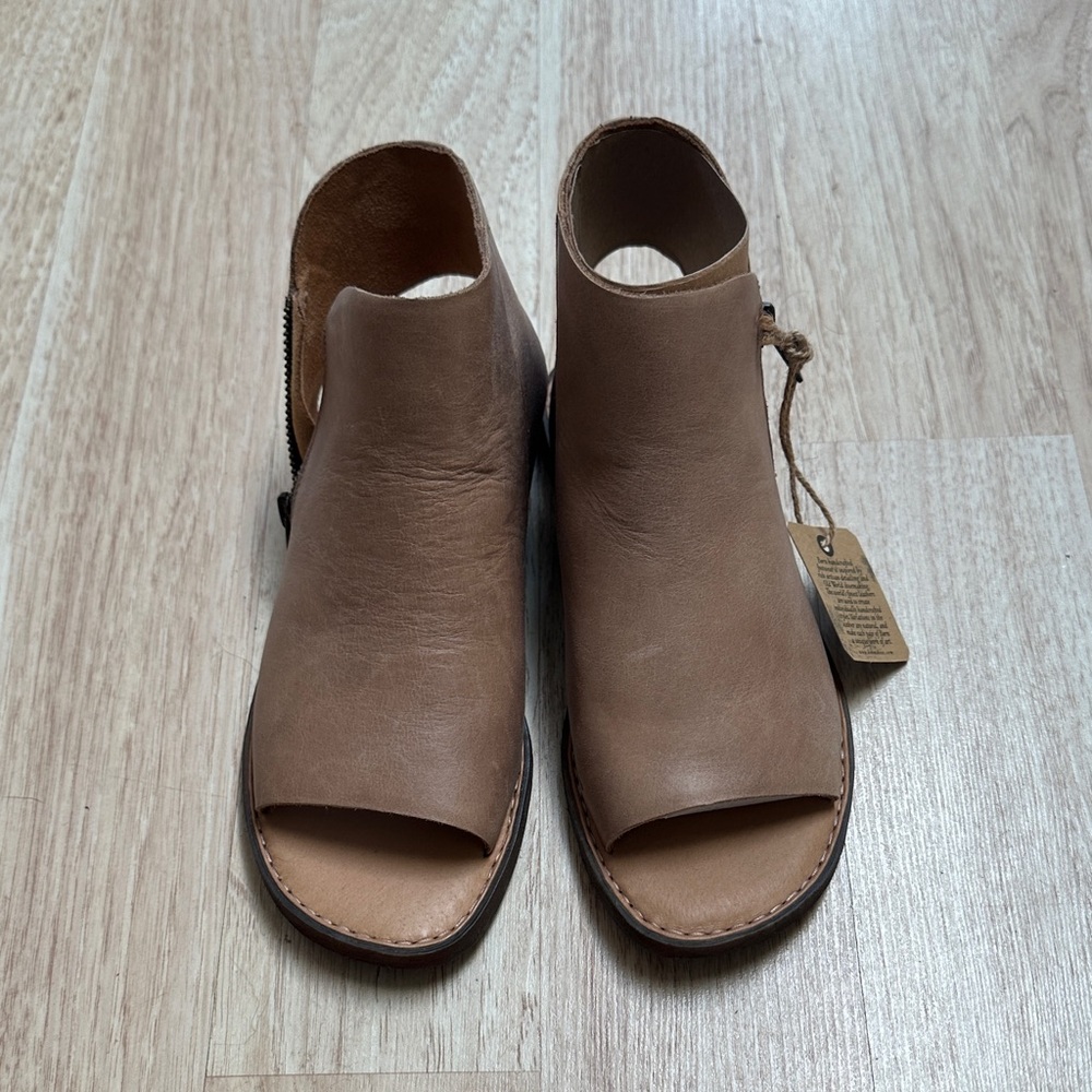 Women's Open-Toe Born Hazle Leather Sandals in Brown